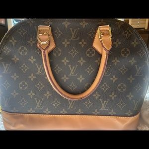 LV Original. Used in fair condition, has a broken zipper